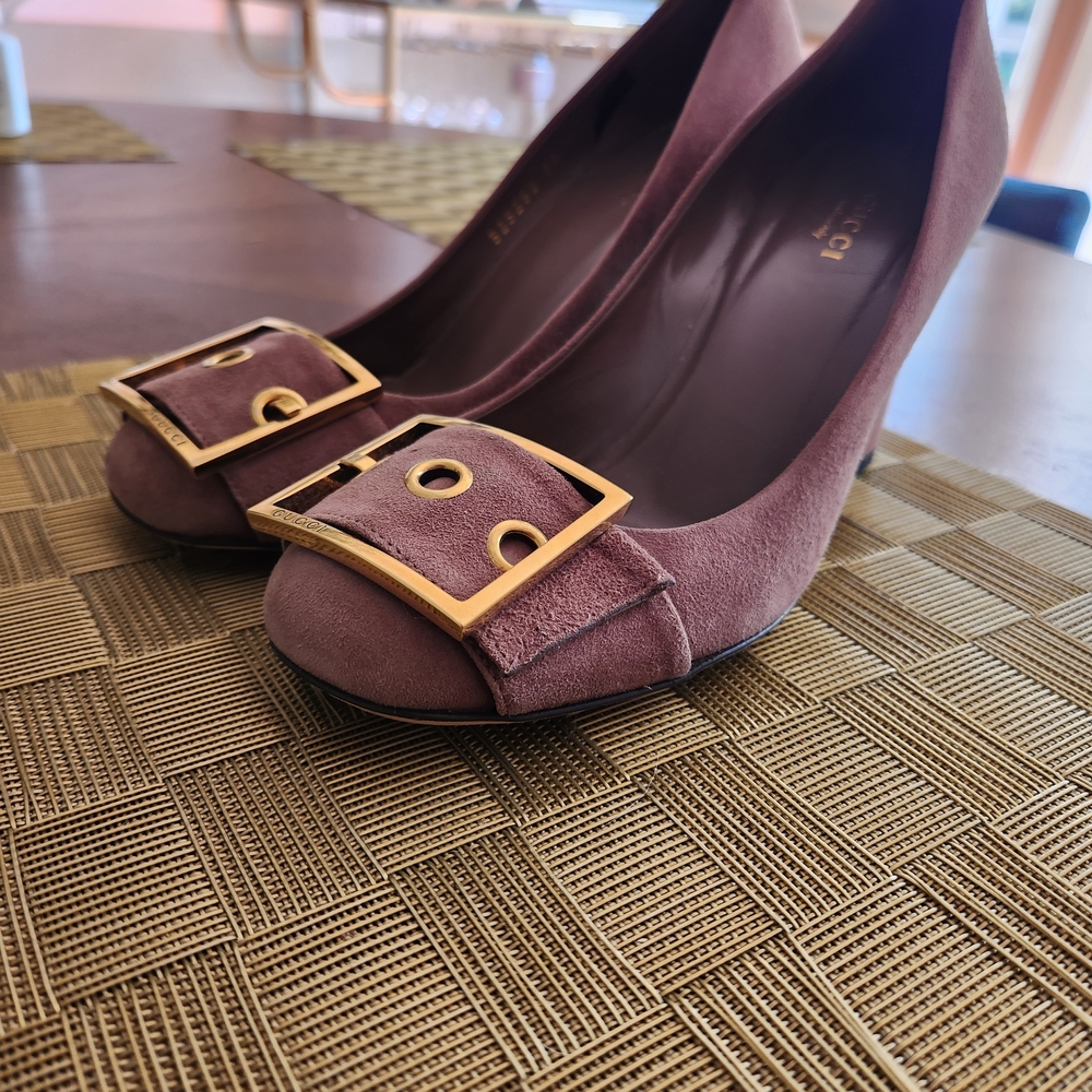 Elegant Mauve Pumps with Gold Buckle